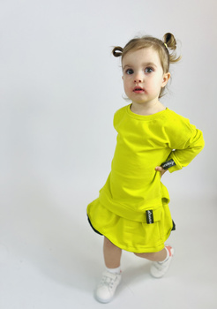 Bluza dziecięca dresowa limonkowa z delikatnym rozcięciem na bokach Basic